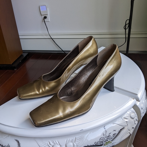 Stuart Weitzman Gold Metallic Pumps Size 9  Shiny style Quiet luxury - Picture 3 of 17